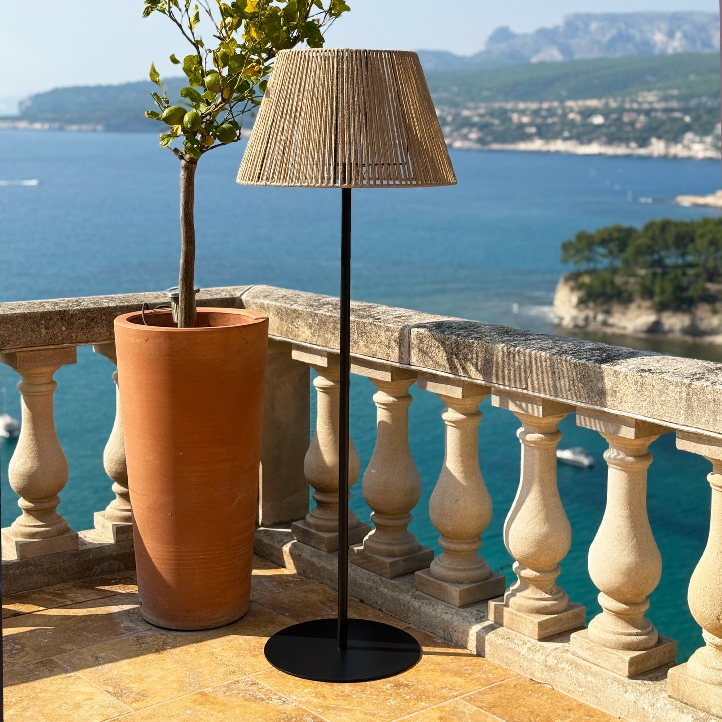 Lampadaire solaire extérieur en poly rotin avec module LED blanc chaud télécommande TALL RAFFY SOLAR H170cm
