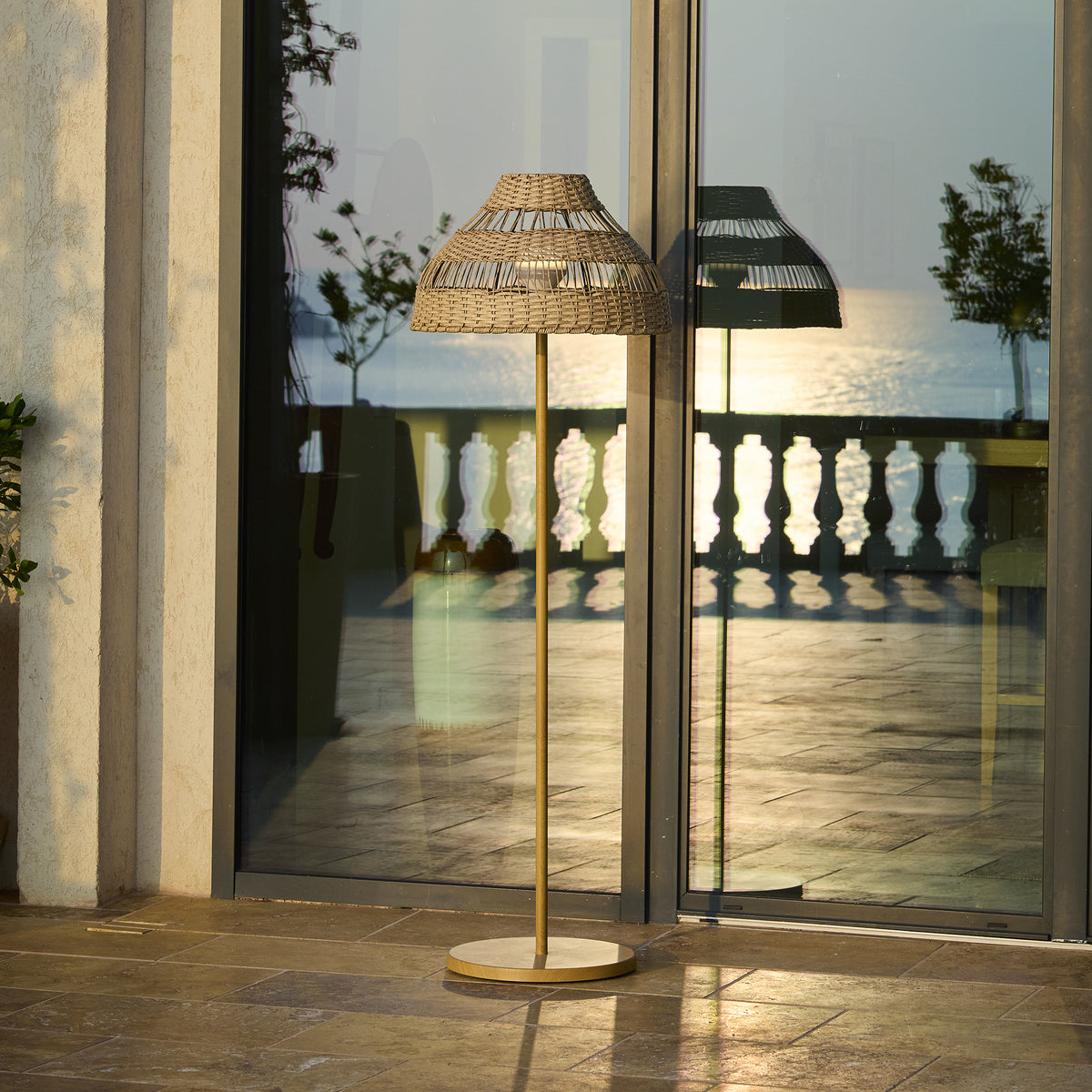Lampadaire sans fil pied metal LED blanc et multicolore dimmable ELION en rotin H168cm avec télécommande