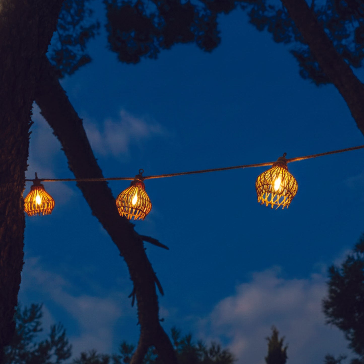 Guirlande lumineuse extérieur raccordable 10 abat-jour en polyrotin ROTILIA LIGHT HYBRID blanc chaud 8m solaire et sur secteur