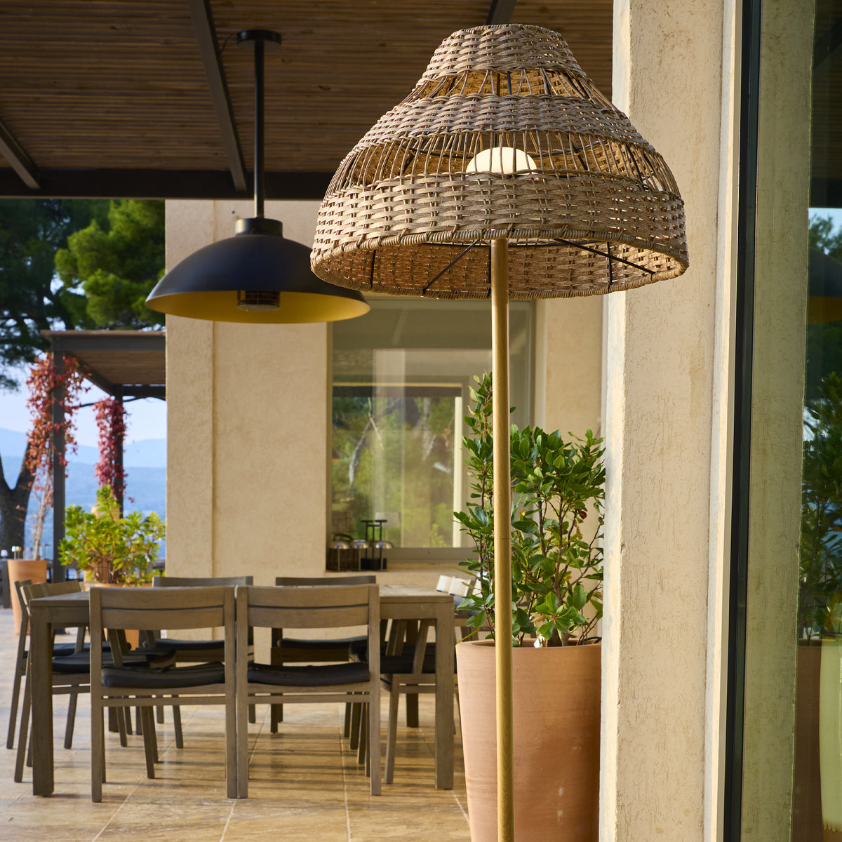Lampadaire sans fil pied metal LED blanc et multicolore dimmable ELION en rotin H168cm avec télécommande