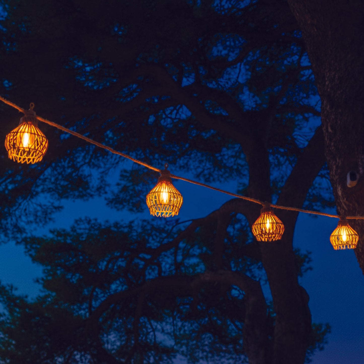 Guirlande lumineuse extérieur raccordable 10 abat-jour en polyrotin ROTILIA LIGHT HYBRID blanc chaud 8m solaire et sur secteur