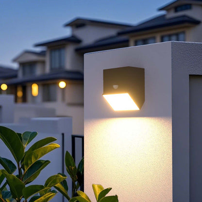 Lot de 2 appliques murales solaires formes personnalisables LED 2x LUMICUBE avec détecteur de mouvement H10cm