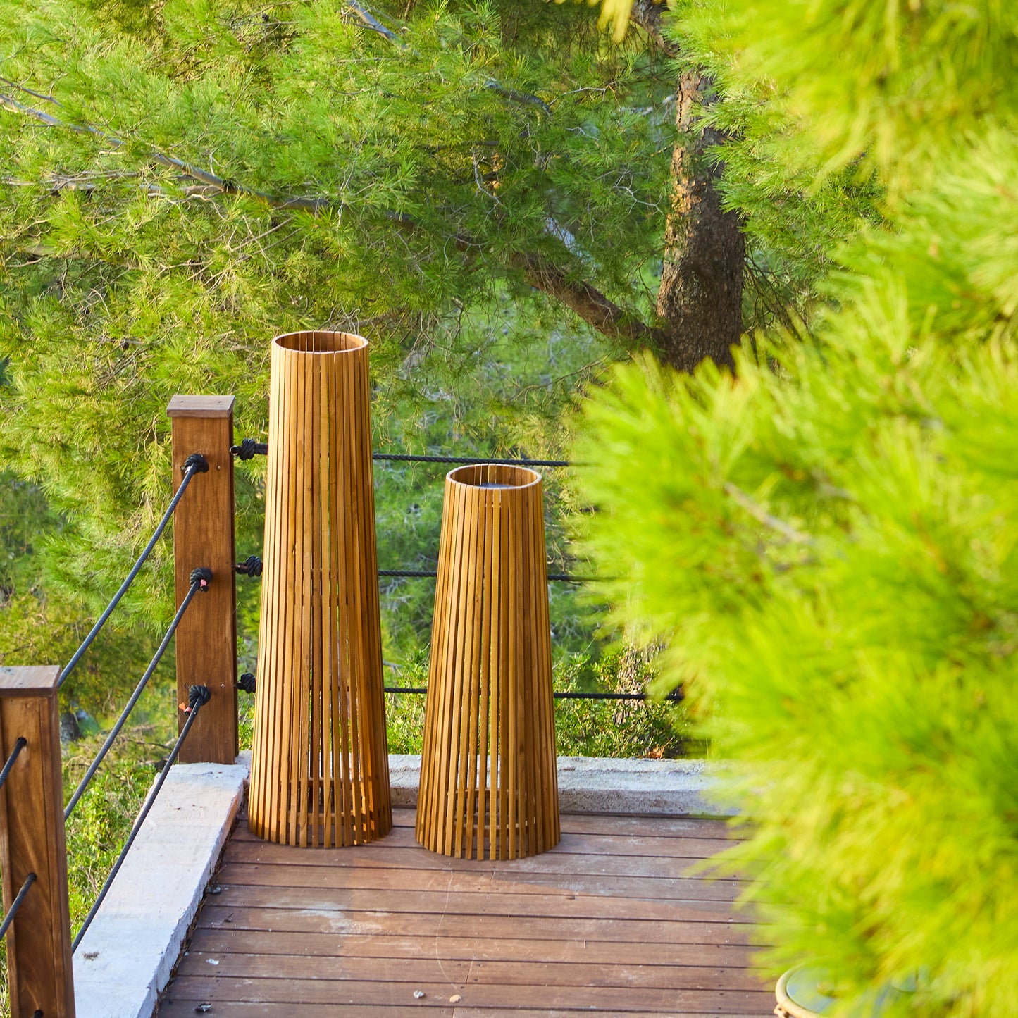 Lampadaire d'extérieur solaire TECKA TALL en bois teck avec module LED blanc chaud et télécommande H120cm