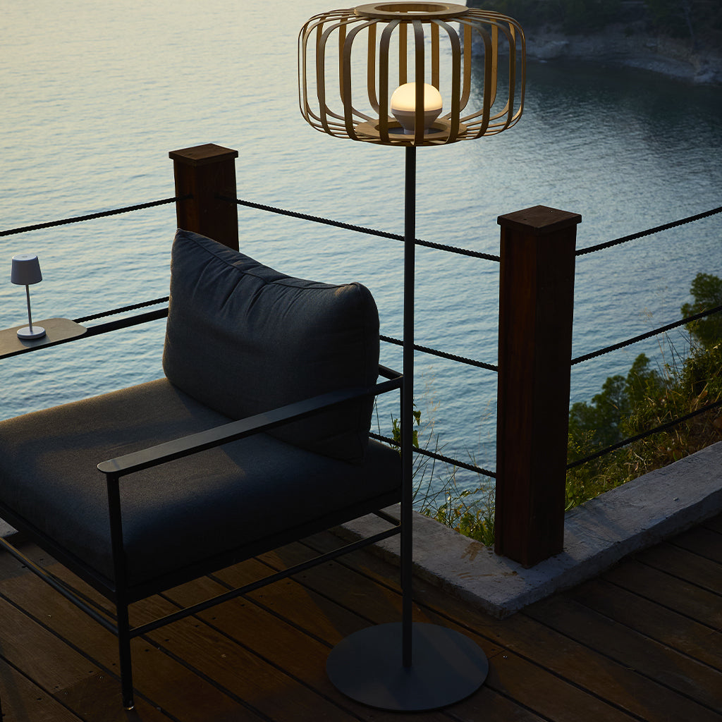 Lampadaire sans fil pied metal LED blanc et multicolore dimmable STANDY BAMBOU en bambou naturel H150cm avec télécommande