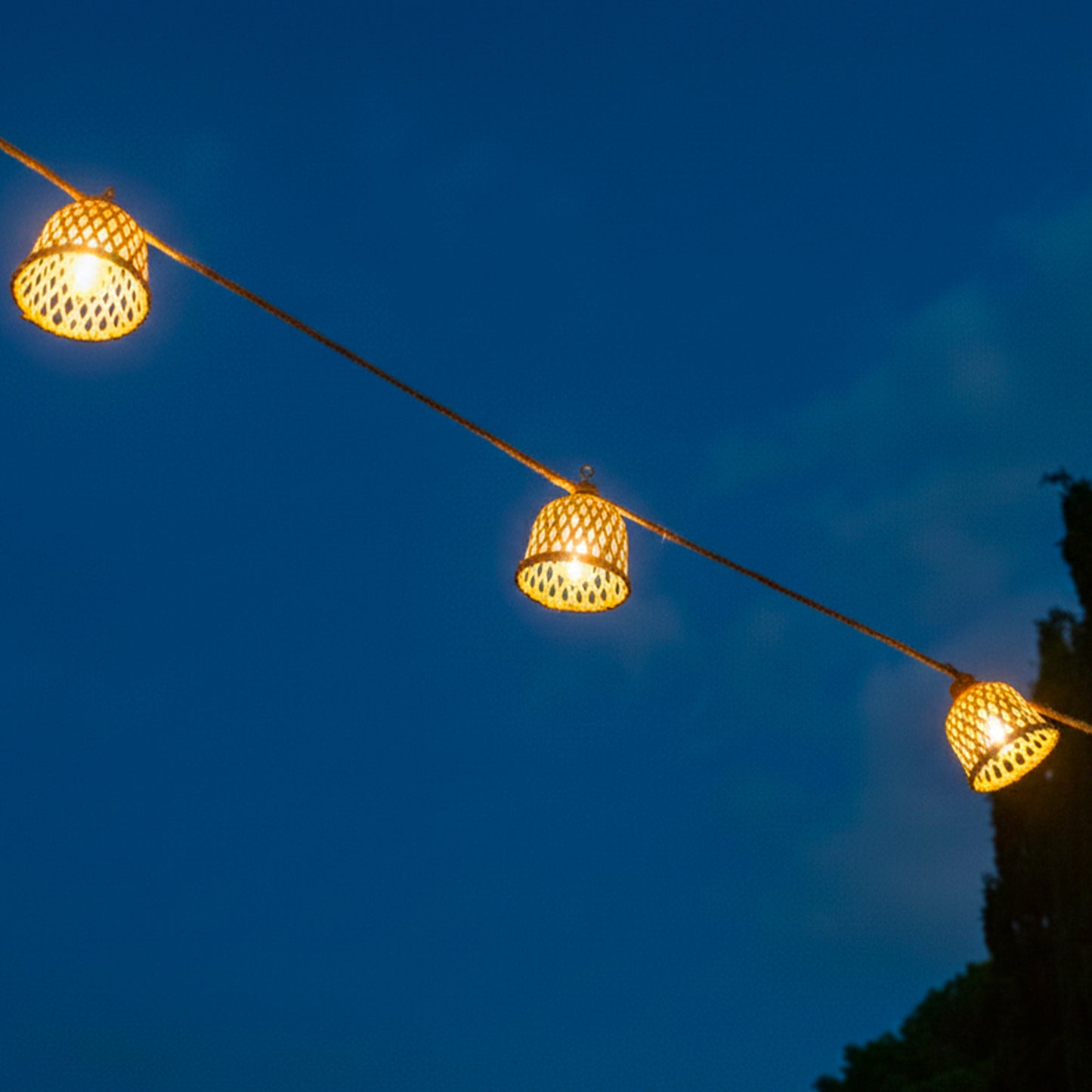 Guirlande lumineuse extérieur raccordable 10 abat-jour naturels en rotin MALY LIGHT HYBRID LED blanc chaud 8m solaire et sur secteur