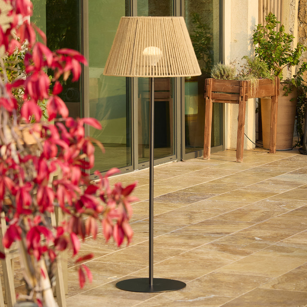 Lampadaire sans fil pied metal LED blanc et multicolore dimmable TALL RAFFY en poly rotin H170cm avec télécommande