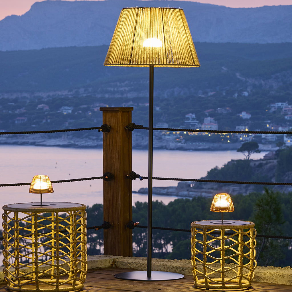 Lampadaire sans fil pied metal LED blanc et multicolore dimmable TALL RAFFY en poly rotin H170cm avec télécommande