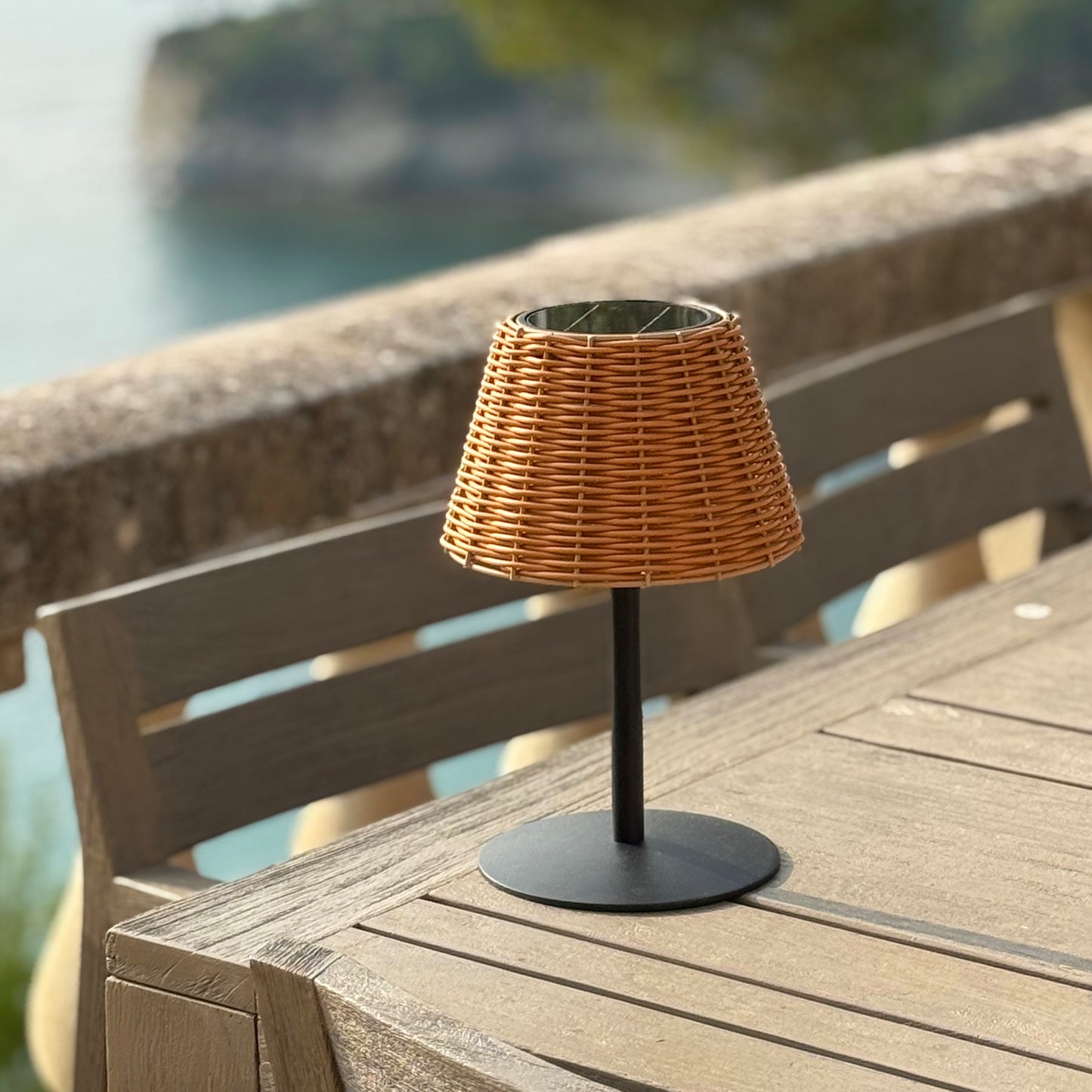 Lampe de table solaire AMIRA SOLAR avec base module solaire rechargeable avec télécommande H25cm