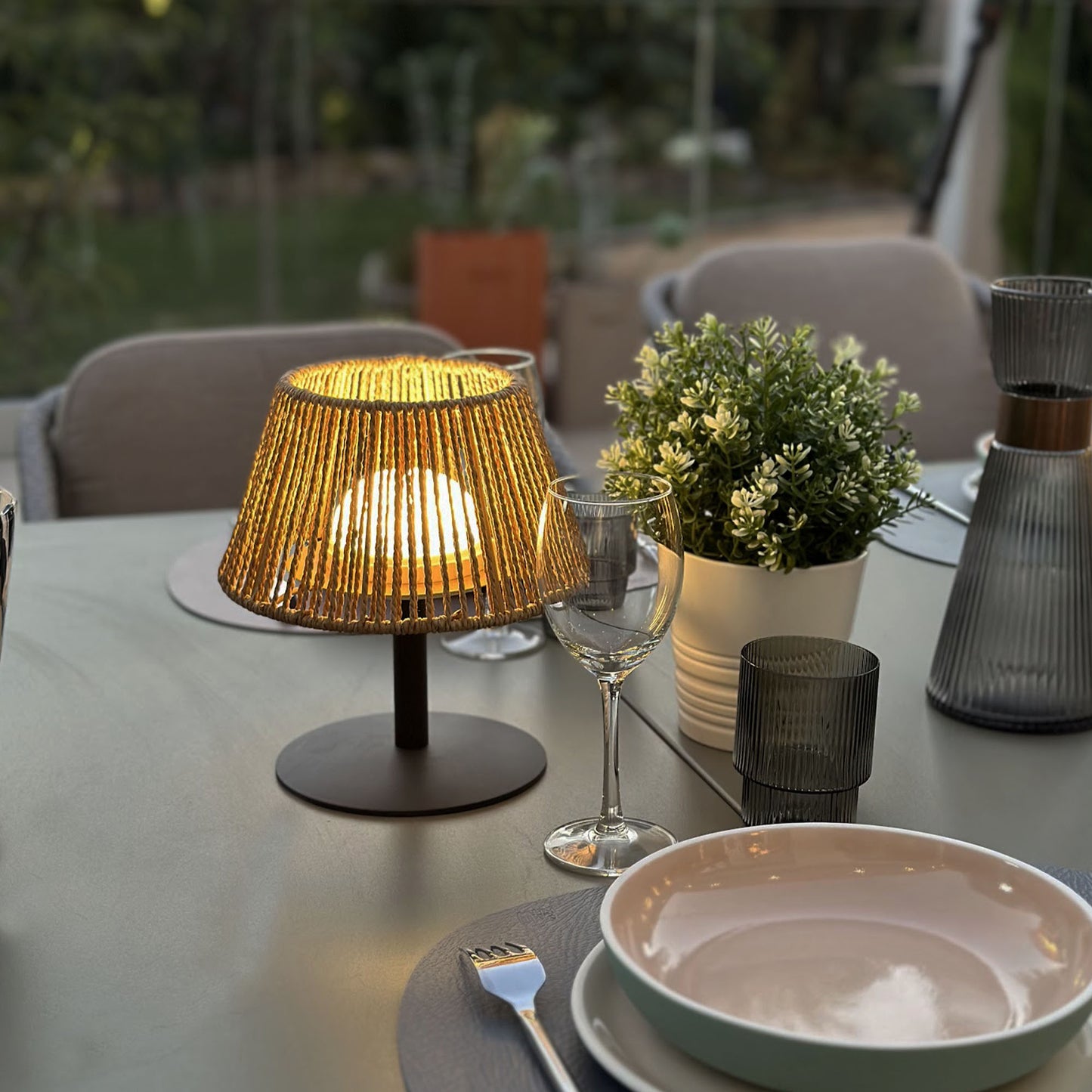 Lampe de table sans fil en raphia naturel LED blanc chaud/blanc dimmable STANDY MINI RAFFY H22cm