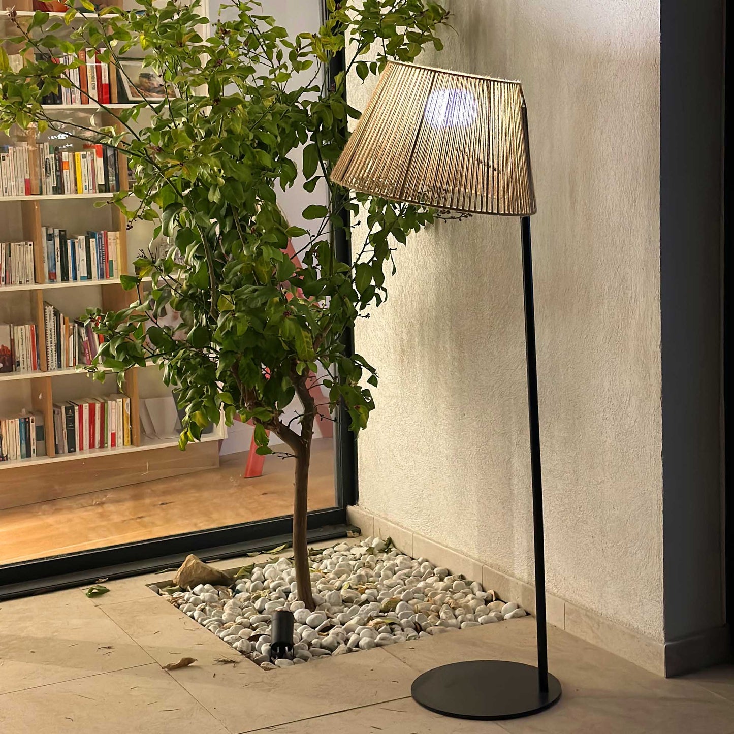 Lampadaire sans fil pied metal LED blanc et multicolore dimmable OCTAVIO en corde naturelle H170cm avec télécommande